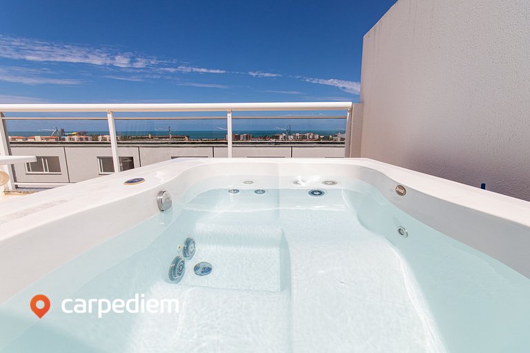 Casa tríplex com Jacuzzi em Porto das Dunas por Carpediem